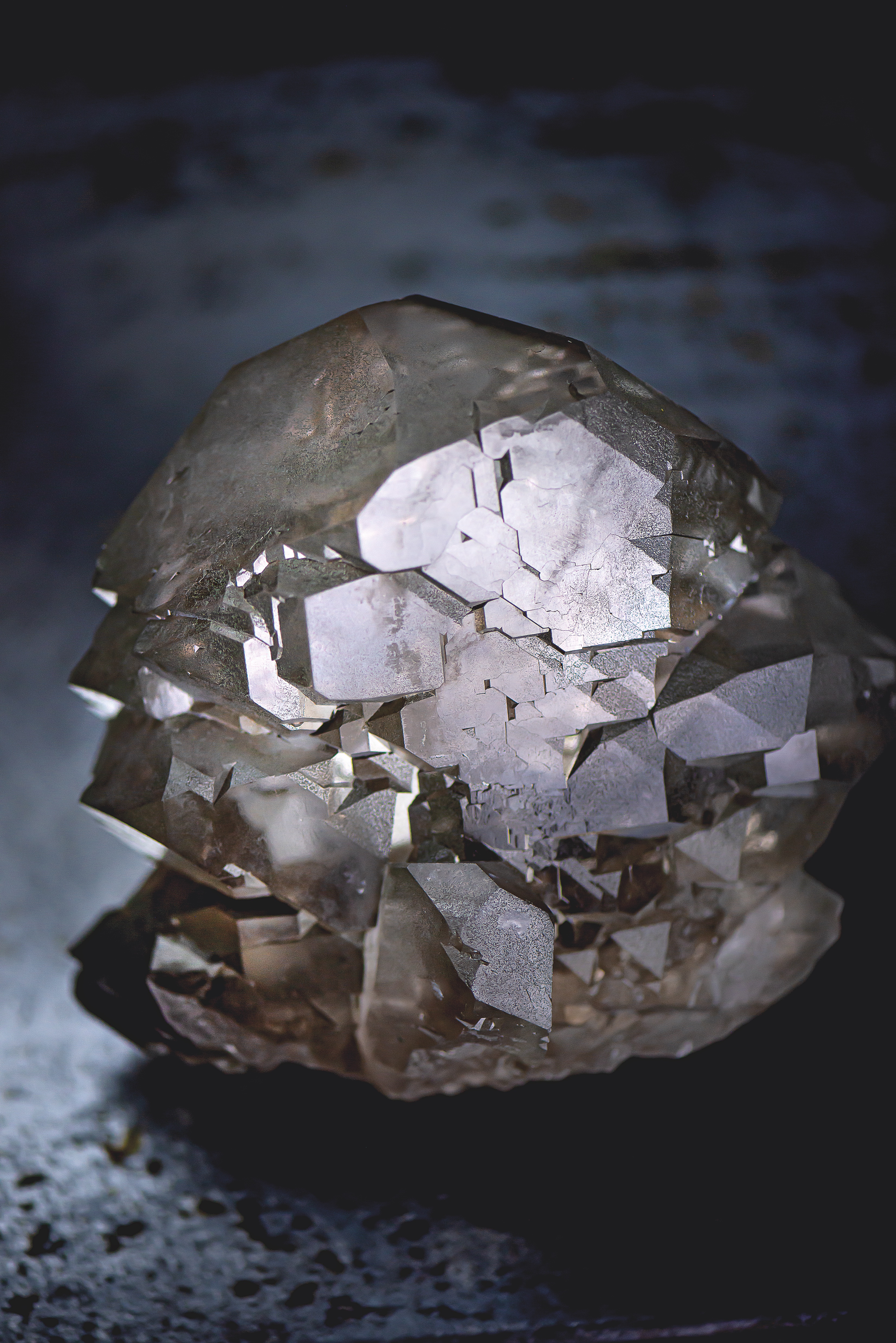 Les cristaux autour du Mont-Blanc ont cet aspect fumé caractéristique à cause de la radioactivité du granit environnant. © Thierry Berguerand